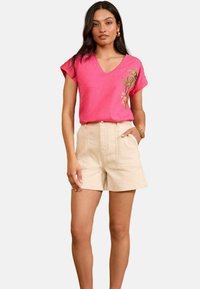 Love & Roses REGULAR FIT-V-NECK - Marškinėliai su spaudiniu - bright pink