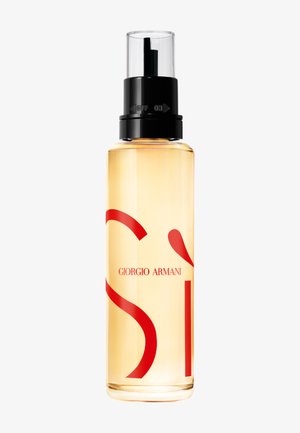 Gjennomsiktig sprayflaske med lys ravfarget væske, svart pumpehette og rød «Sì Giorgio Armani»-merking på forsiden.