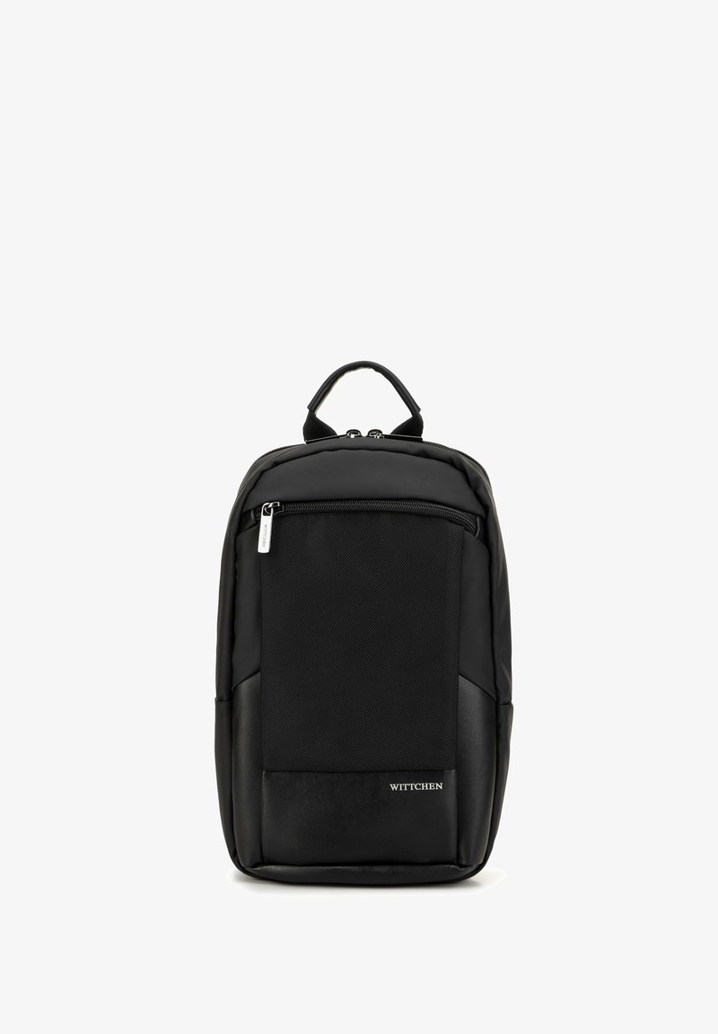 Zaino nero in nylon con materiale esterno testurizzato, chiusura a doppia zip, tasca frontale e dettagli in pelle alla base.