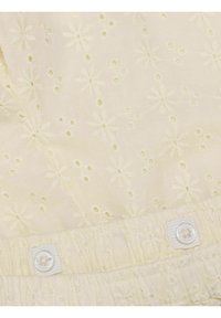 Lys gult stof med blomsterbroderi og små hulmønstre, med en smocket talje og to knaplukninger.