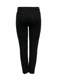 Jeans de mezclilla negra de corte recto, con una cintura de altura media, diseño de cinco bolsillos y bajos deshilachados en los tobillos.