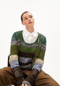 Strickpullover mit grünen, braunen, blauen und cremefarbenen Streifen. Hat einen lockeren Schnitt, eine offene Webart und lange Ärmel mit Daumenlöchern. Knöpfe vorne.