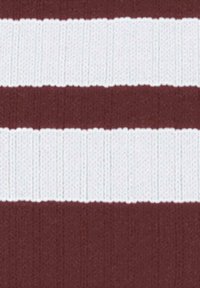 Strisce orizzontali alternate di tessuto lavorato a maglia in rosso scuro e bianco, con una texture a coste.
