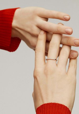 Aristocrazy, Anillo - white