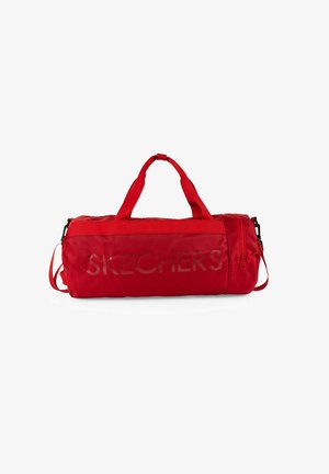 Bolso de deporte rojo con doble asa y una correa de hombro ajustable, que cuenta con un bolsillo con cierre y un gran logo "SKECHERS" en el lateral.