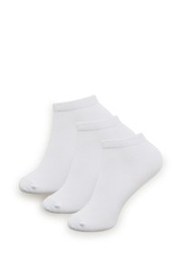 Białe skarpetki do kostek, wykonane z mieszanki bawełny, z prążkowanym mankietem, gładką fakturą i wzmocnionym palcem. Opakowanie zawiera trzy pary.