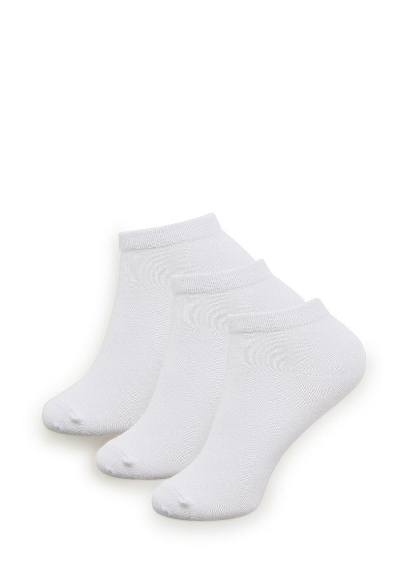Białe skarpetki do kostek, wykonane z mieszanki bawełny, z prążkowanym mankietem, gładką fakturą i wzmocnionym palcem. Opakowanie zawiera trzy pary.