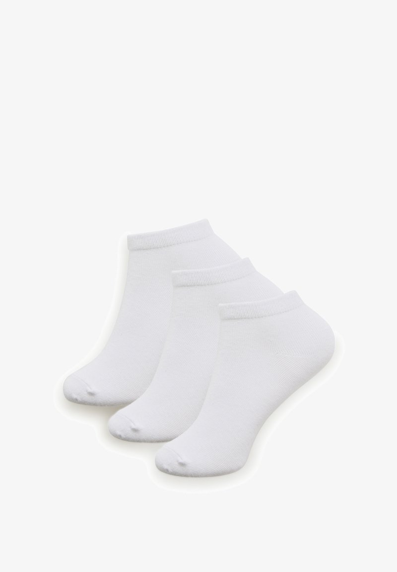 Białe skarpetki do kostek, wykonane z mieszanki bawełny, z prążkowanym mankietem, gładką fakturą i wzmocnionym palcem. Opakowanie zawiera trzy pary.
