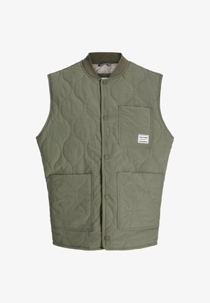 Zielonooliwkowy, pikowany bezrękawnik z zapięciem na napy z przodu, żeberkowym kołnierzem, trzema kieszeniami naszytymi oraz małą metką na górnej lewej kieszeni.