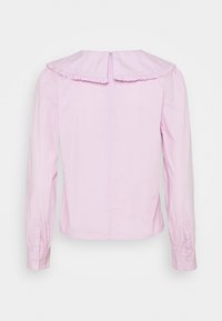 Světle růžová blůza s dlouhými rukávy, volánkovým límcem a knoflíkovými manžetami, zobrazená zezadu na bílém pozadí.