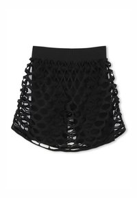 Shorts noirs en tissu texturé, semblable à un maillage, avec un motif en treillis, dotés d'une taille élastique et de côtés ouverts pour la ventilation.