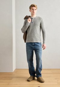 Scotch & Soda LONG SLEEVE HENLEY WITH CHAMBRAY DETAILS - Longsleeve - grey melange