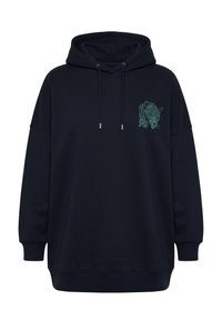 Tmavě modrá mikina s dlouhými rukávy, kapucí se stahovací šňůrkou a malým zeleným leopardím motivem na levé straně hrudi.