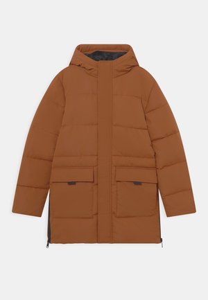Veste d'hiver matelassée marron avec capuche, fermeture éclair avant cachée par un rabat et deux grandes poches avant à rabats.