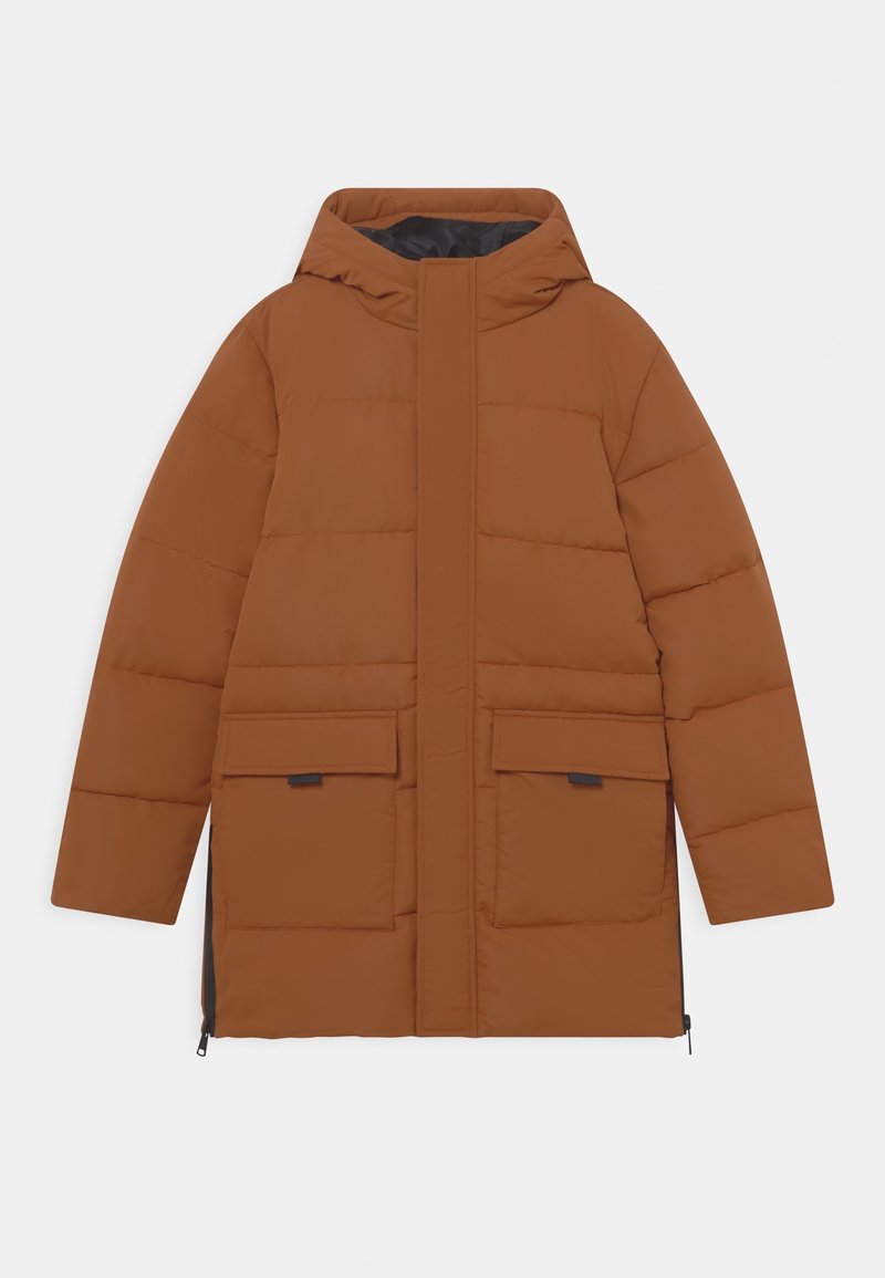 Veste d'hiver matelassée marron avec capuche, fermeture éclair avant cachée par un rabat et deux grandes poches avant à rabats.