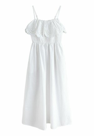 Robe midi blanche sans manches avec encolure volantée en œillets, corsage froncé et jupe fluide sur fond uni.