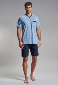Camisa de manga corta en V a rayas azul con un bolsillo en el pecho, combinada con pantalones cortos navy, hecha de tela suave, ajuste casual.