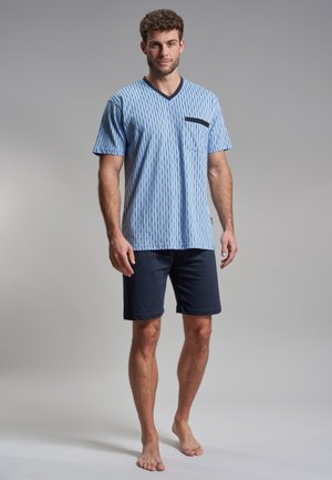 Camisa de manga corta en V a rayas azul con un bolsillo en el pecho, combinada con pantalones cortos navy, hecha de tela suave, ajuste casual.