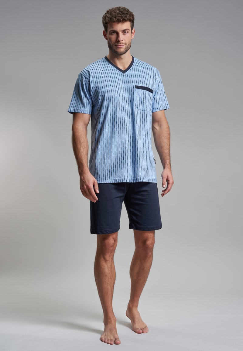 Camisa de manga corta en V a rayas azul con un bolsillo en el pecho, combinada con pantalones cortos navy, hecha de tela suave, ajuste casual.