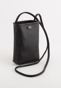 Bolso de mano de imitación cuero negro texturizado con forma rectangular delgada, asas cortas y una correa larga desmontable. Presenta un acento circular en tono dorado.