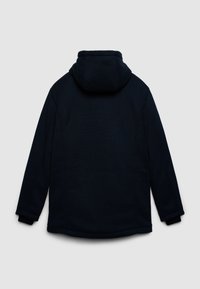 Marineblaue Kapuzenjacke aus strukturiertem Stoff, mit langen Ärmeln und gerippten Bündchen. Besitzt ein einfaches Design ohne sichtbare Verschlüsse oder Verzierungen.