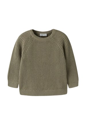 Pull en maille côtelée vert olive à manches longues, col rond et étiquette visible à l'intérieur du col.