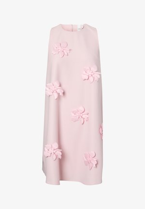Robe sans manches rose clair avec un col rond, ornée de six grandes applications florales 3D douces dispersées à l'avant.