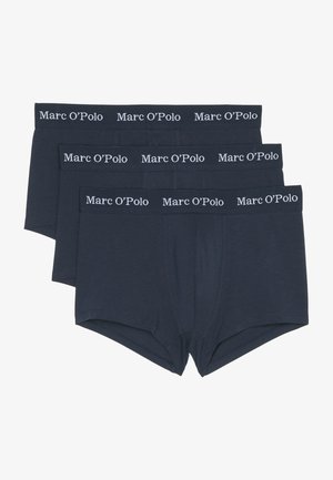 Tre paia di slip blu scuro realizzati in tessuto morbido, con cinturini elasticizzati bianchi con la scritta "Marc O'Polo".