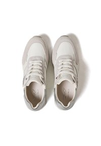 Sneakers bianchi e grigio chiaro con una combinazione di materiali in pelle e camoscio, dotati di lacci, colletto imbottito e branding minimalista.
