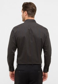 Schwarzes Langarmshirt mit dünnen vertikalen Streifen in Orangetönen. Verfügt über einen klassischen Kragen und geknöpfte Manschetten, aus glattem Stoff gefertigt.
