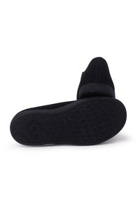 Zapato de ante negro con una suela de goma texturizada, acabado suave y diseño de punta redonda. El interior cuenta con un acolchado mínimo para mayor comodidad.