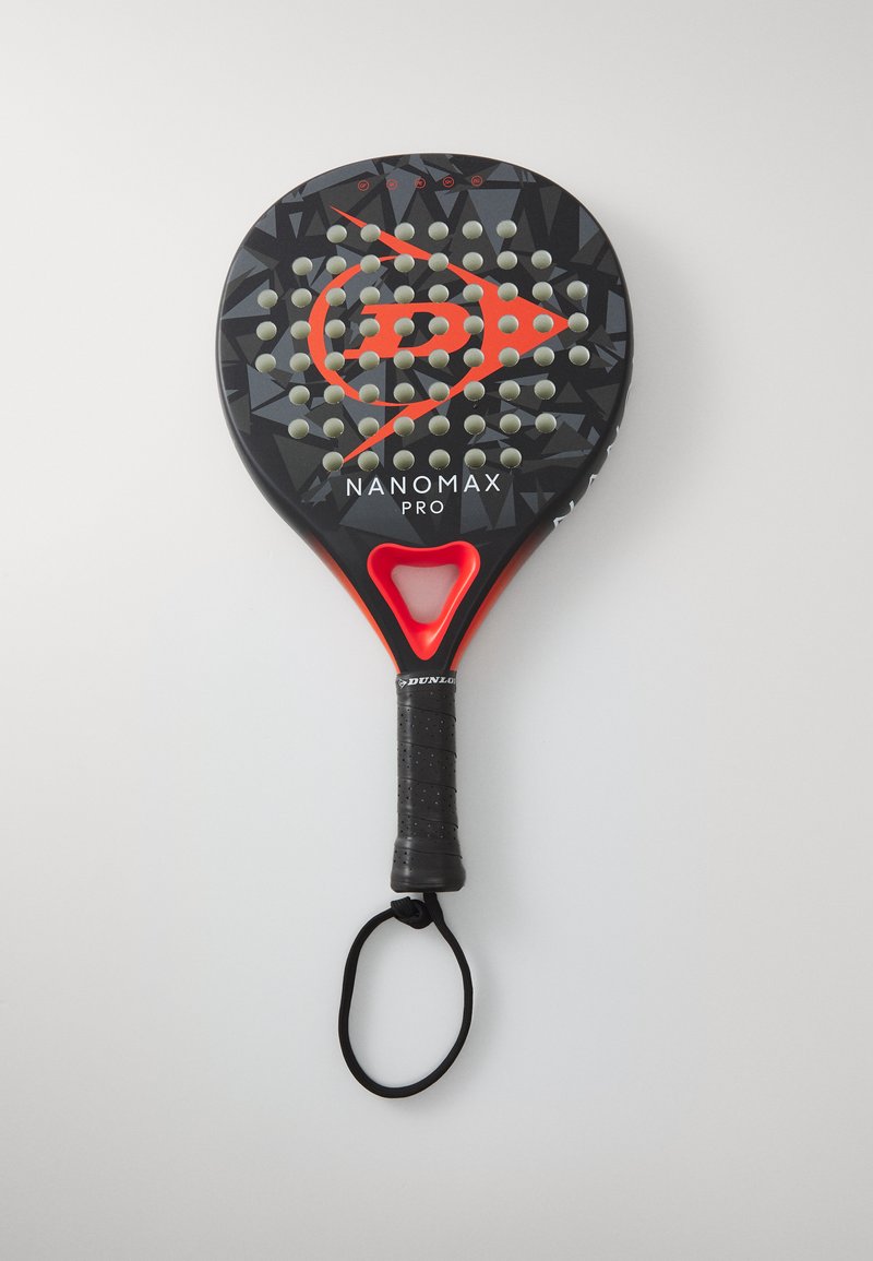 Schwarze und rote Padel-Schläger mit strukturiertem Griff, Diamantmuster am Kopf und kreisförmigem Saitenmuster; mit "NANOMAX PRO" Branding.