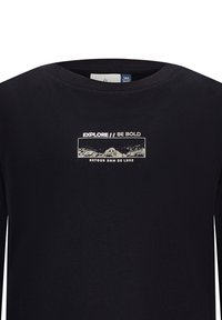 Schwarzes Langarm-T-Shirt aus weichem Stoff, mit einem weißen Grafikdruck, der Bergmotive und den Text "EXPLORE // BE BOLD" zeigt.