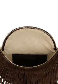 Borsa a tracolla in suede marrone con dettagli di frange, dotata di una chiusura con zip dorata. L'interno è foderato con un tessuto beige chiaro e include una tasca in pelle.