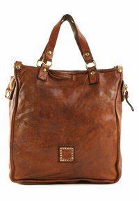 Borsa tote in pelle marrone con due manici, hardware dorato, una tasca con zip e una finitura textured. Presenta un emblema decorativo con borchie.