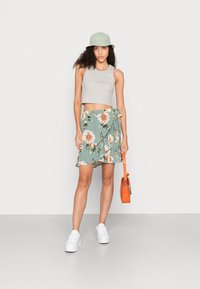 ONLY ONLNOVA LUX MERLE SHORT SKIRT - Saia envelope - chinois green