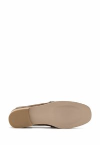 Scarpa in suede marrone con suola in gomma beige liscia. Presenta una punta arrotondata e dettagli minimi. La suola ha una superficie testurizzata per migliorare la presa.