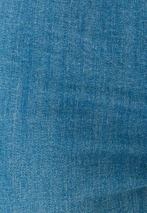 Tessuto in denim blu con trama diagonale a spina di pesce visibile e leggero scolorimento in alcune aree.