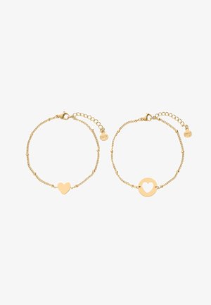 Zwei filigrane goldene Kettenarmbänder mit verstellbaren Verschlüssen, eines mit einem massiven Herzanhänger, das andere mit einem runden Anhänger mit Herz-Ausschnitt.