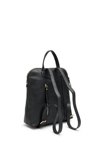 Sac à dos en cuir noir avec une forme structurée, doté d'une poignée supérieure, de bretelles ajustables et de fermetures à glissière dorées. Extérieur texturé et design élégant.