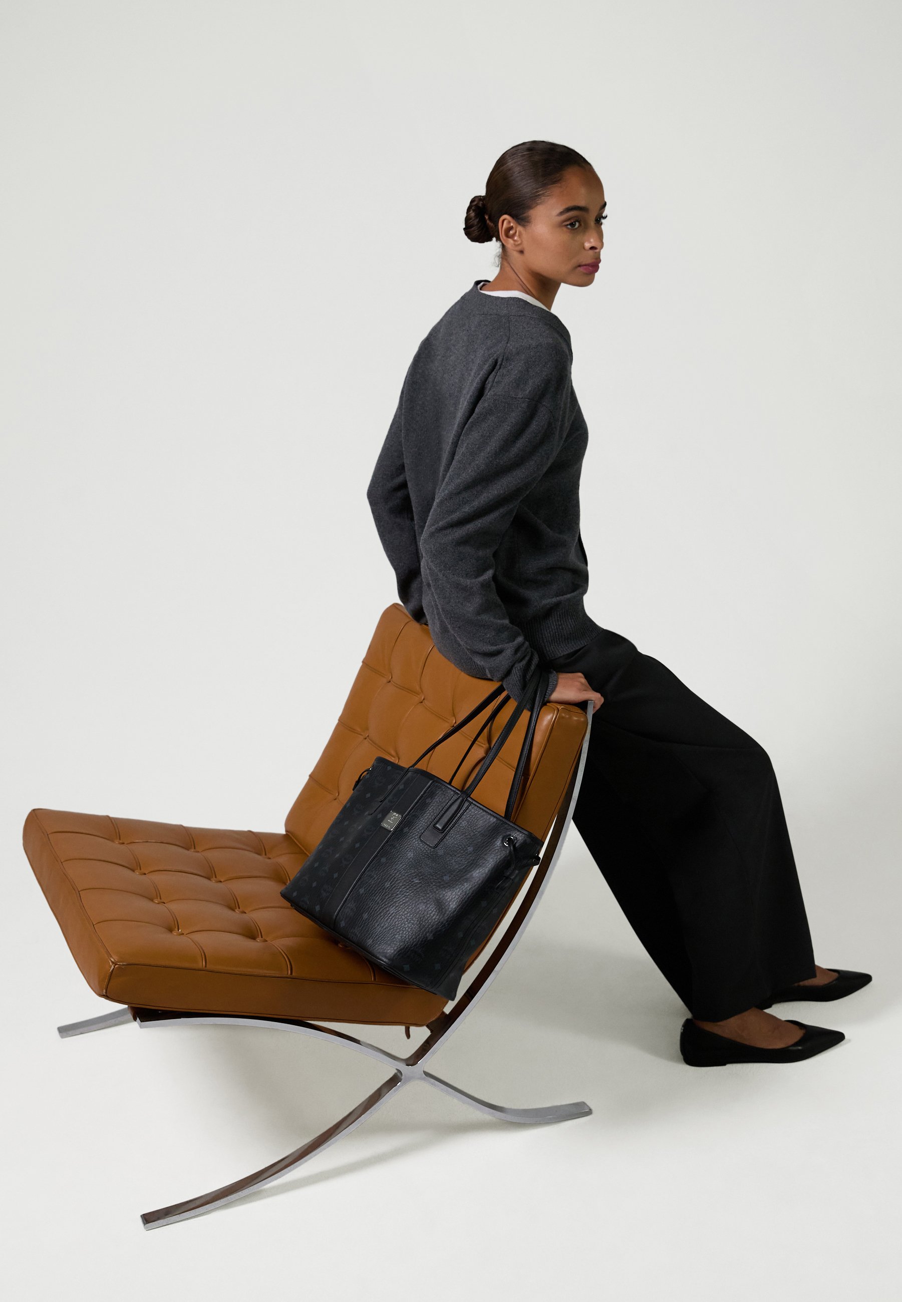 MCM ブラックレザー ハンドバッグ 楽天市場】【超美品】 エムシーエム MCM トートバッグ リバーシブル