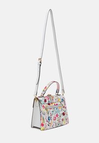 Sac à main à motif floral avec une finition blanche, des ferrures dorées et une bandoulière amovible. Comprend une poignée supérieure et une poche zippée.
