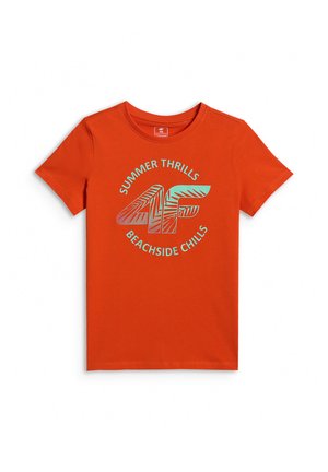 Pomarańczowy t-shirt z krótkim rękawem i okrągłym dekoltem, z napisem "SUMMER THRILLS BEACHSIDE CHILLS" oraz dużym logo "4F" z motywem liści palmowych.