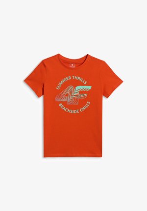 Pomarańczowy t-shirt z krótkim rękawem i okrągłym dekoltem, z napisem "SUMMER THRILLS BEACHSIDE CHILLS" oraz dużym logo "4F" z motywem liści palmowych.