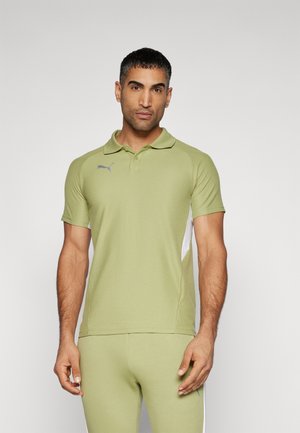 Hellgrünes Polohemd mit kurzen Ärmeln, Kragen und einem grauen Logo. Es hat kontrastierende weiße Seitenpaneele und ein schlankes Design.