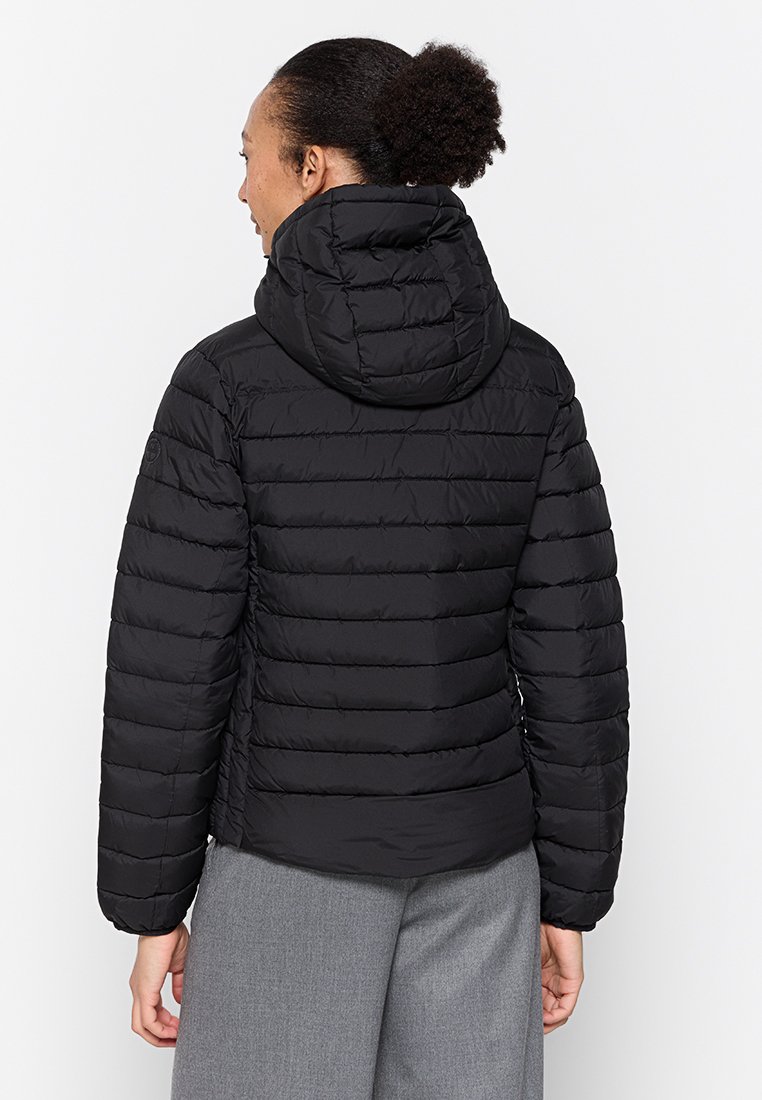 Giacca a vento nera con cappuccio, caratterizzata da un design trapuntato, cuciture visibili e polsini elasticizzati, realizzata in un tessuto leggero e resistenti all'acqua.