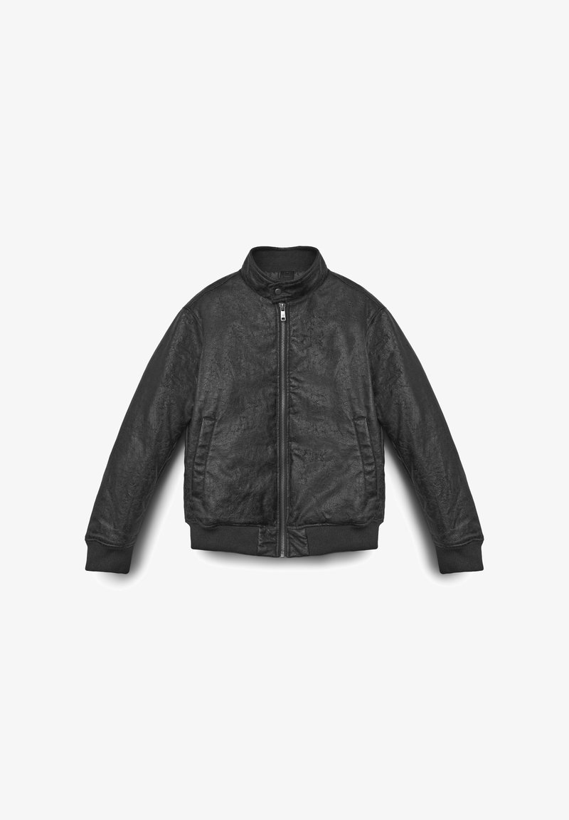Schwarze Bomberjacke mit strukturierter Oberfläche, Reißverschluss, hohem Kragen und Rippbündchen sowie -saum. Besitzt eine leicht glänzende Oberfläche.