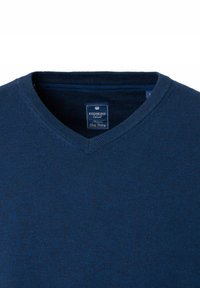 Granatowy sweter z dzianiny z dekoltem w serek, o gładkiej fakturze, z metką wskazującą markę "REDMOND Casual."