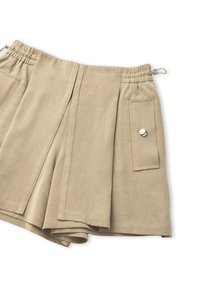 Pantalones cortos beige con cintura elástica, pliegues y un bolsillo lateral acentuado con un botón a presión. Fabricados con un tejido ligero.
