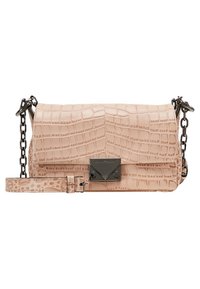 Borsa a mano in finta pelle rosa con texture coccodrillo, un clasp in metallo nero e una tracolla a catena. Forma rettangolare, design compatto e finitura lucida.